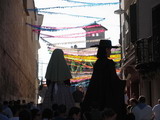 gigantes y cabezudos recorriendos las calles de mahon junto a la iglesia del mercado