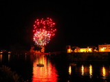 fuegos artificiales en las fiestas patronales de es castell sobre el agua del puerto de mahon 