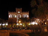 foto nocturna del emblematico edificio del ayuntamiento de ciudadela, iluminado para realzar su condicion de edificio singular