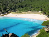 una de las mas bellas playas virgenes de la costa sur de menorca y bandera de la defenza ecologica de los menorqines