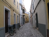 bisicletas en las estrechas calles del barrio judio de ciudadela de menorca