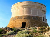 Torre de fornells, la mas grande de las muchas torres de defenza construidas a lo largo de la costa de menorca fue restaurada y habilitada como museo militar
