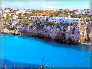 The urbanization of Calan Porter is built on any one of the sides of the cliff and is one of the biggest tourist areas of Menorca