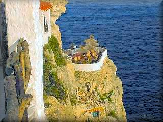 La Cova d`en Xoroi es la discoteca mas especial de Europa, con unas vistas desde los balcones al Mar de da o de noche visita la Cova den Xoroi impone, recoge el alma