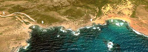La cala de Sa Bombarda, como se aprecia en la fotografia es una playa de "mac" o cantos rodados, piedras bolas redondeadas a golmes de olas y en muchos casos expulsadas dede el fono marino