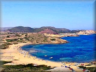 la gran playa de binimella o binimerla con su amplo aparcamiento para coches es la pueta de entrada a todas las playas de cavalleria, pregonda cala mica playa de ferragut