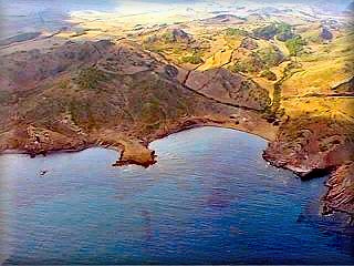 Cala mica en el area de Cavalleria esta algo mas aislada, las paredes caen mas aplomo sobre  la playa virgen y solitaria apreciada por los nudistas 