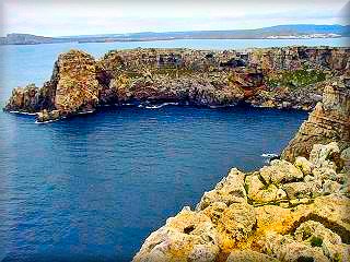 Vistas desde el acantilado junto al Faro de Cavalleria proximo al Puerto de Sa Nitja, al fondo la playa de Cala Tirant y la urbanizacion Playas de Fornells