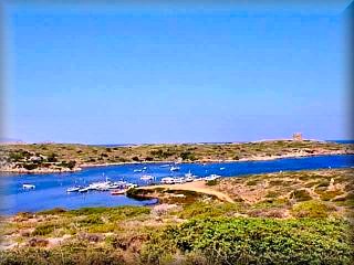 el Puerto de Sa Nitja, port de sa nistja,area del primer acentamiento humano en Menorca, hoy un pequeño puerto con barcas de pescadores en el camino al faro de Cavalleria