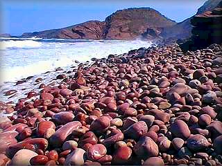La cala de Sa Bombarda, como se aprecia en la fotografia es una playa de "mac" o cantos rodados, piedras bolas redondeadas a golmes de olas y en muchos casos expulsadas dede el fono marino