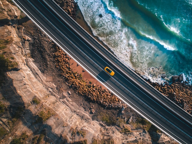 Coche de alquiler junto a una cala de Menorca