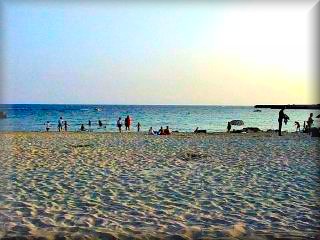 Son Xoriger atardecer en la esplendida playa,los turistas toman camino de los hoteles, de Son Xoriger o de calan Bosch