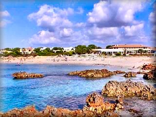 La Playa de Son Xoriger, con sus rocas en la parte izquierda de confieren un aspecto medio lunar, pero la playa es amplia y de arenas finas