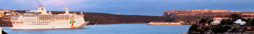 Cruceros en el espectacular puerto de Mahon, el gran paquebot pasando junto a la isla del rey frente a la poblacion de Es Castell