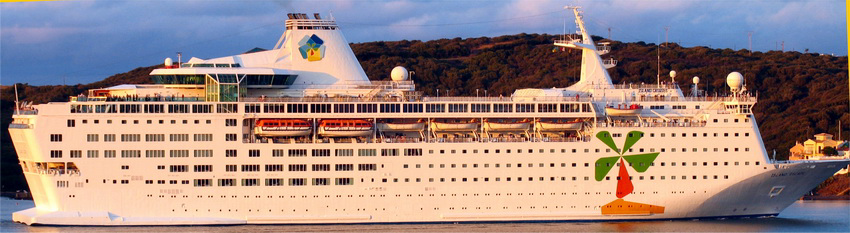 Los grandes cruceros, presentes todo el verano en el puerto de Ma&oacute;, el lujo y la belleza son visibles en los buques